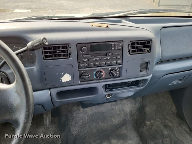 image for item LR9221 1999 Ford F450 Super Duty  refrigerated delivery truck