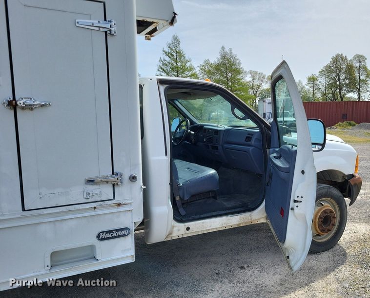 image for item LR9221 1999 Ford F450 Super Duty  refrigerated delivery truck