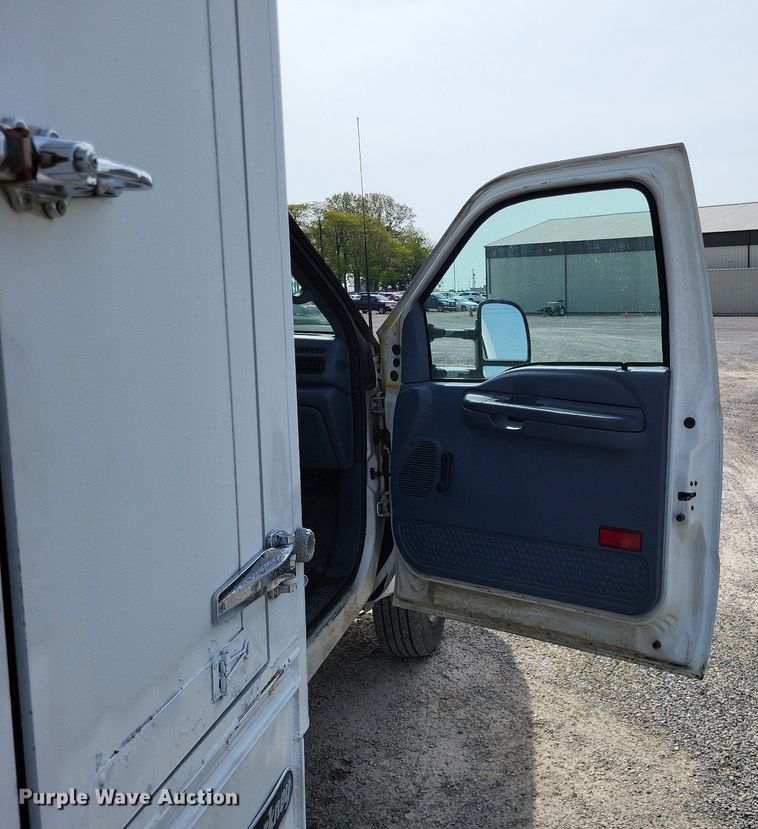 image for item LR9221 1999 Ford F450 Super Duty  refrigerated delivery truck