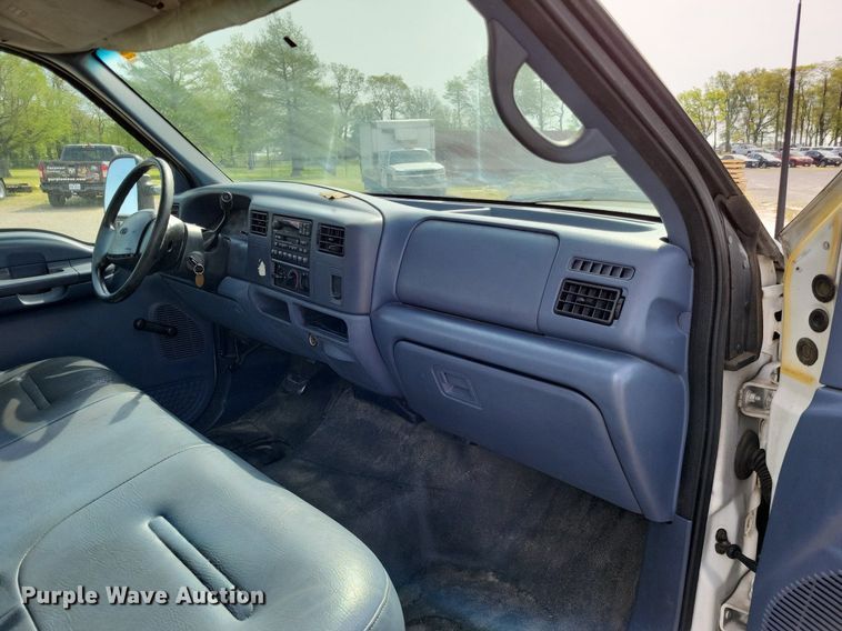 image for item LR9221 1999 Ford F450 Super Duty  refrigerated delivery truck