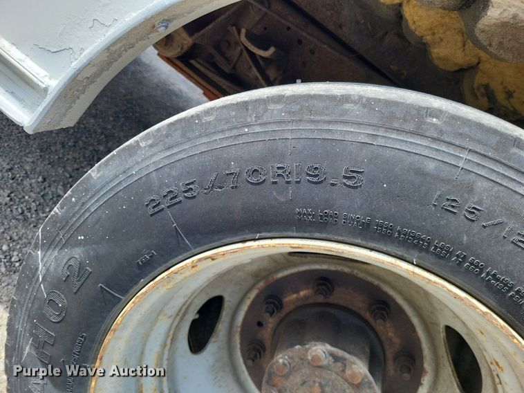 image for item LR9221 1999 Ford F450 Super Duty  refrigerated delivery truck