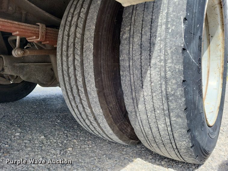 image for item LR9221 1999 Ford F450 Super Duty  refrigerated delivery truck