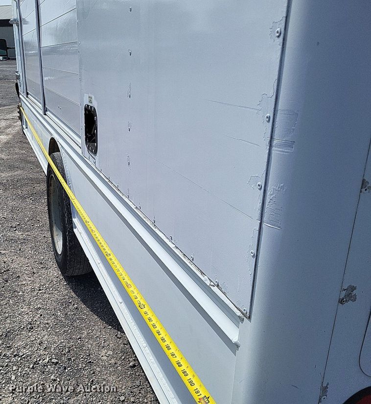 image for item LR9221 1999 Ford F450 Super Duty  refrigerated delivery truck