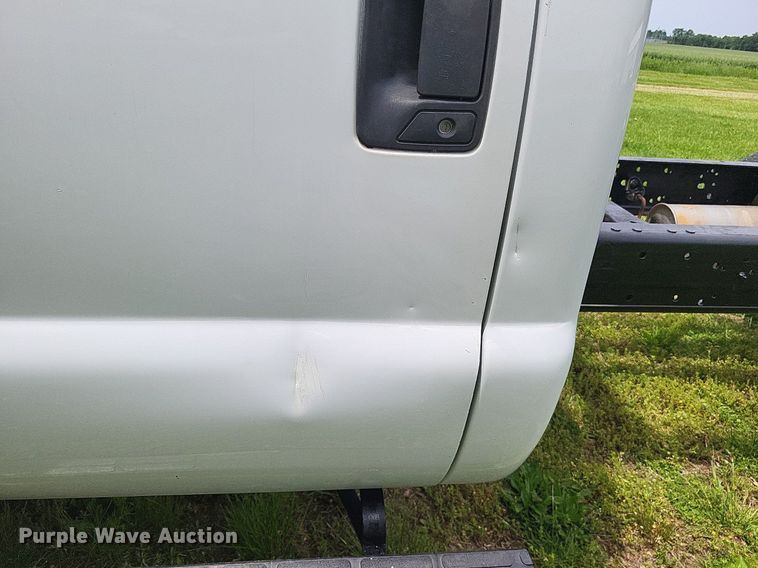 image for item LR9243 2005 Ford F550 Super Duty XL  truck cab and chassis