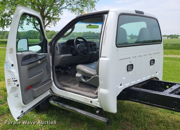 image for item LR9243 2005 Ford F550 Super Duty XL  truck cab and chassis
