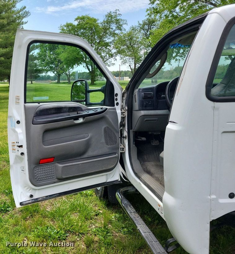 image for item LR9243 2005 Ford F550 Super Duty XL  truck cab and chassis