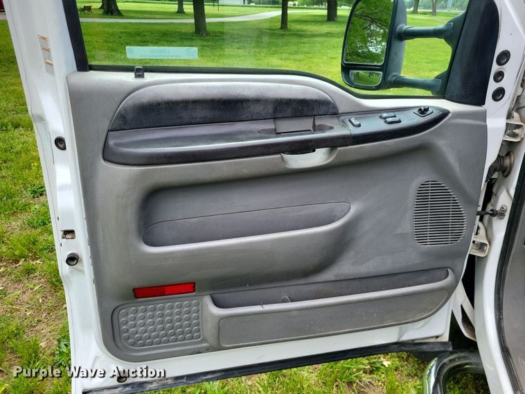 image for item LR9243 2005 Ford F550 Super Duty XL  truck cab and chassis