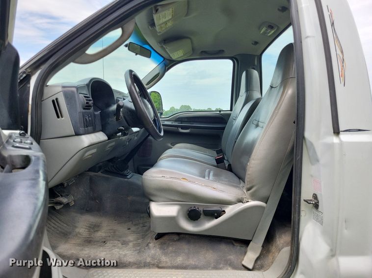 image for item LR9243 2005 Ford F550 Super Duty XL  truck cab and chassis