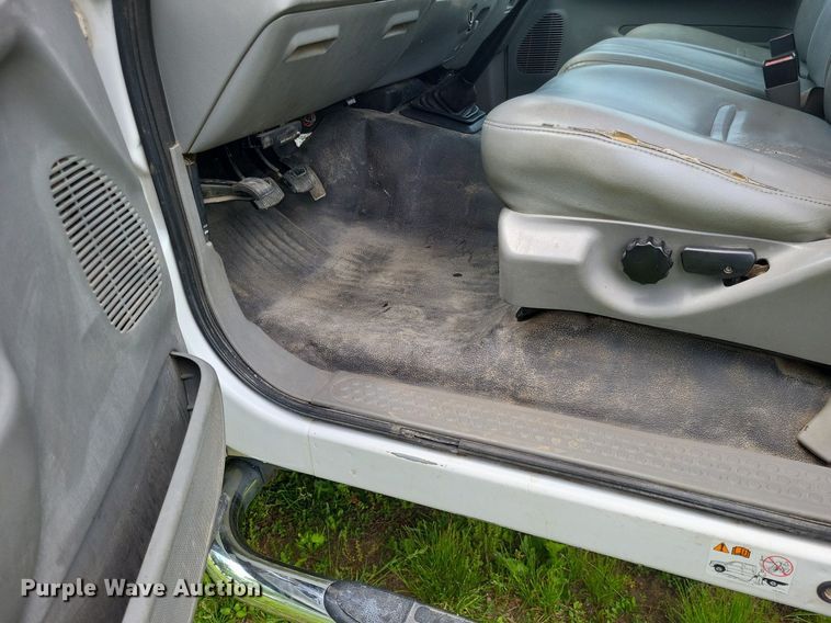 image for item LR9243 2005 Ford F550 Super Duty XL  truck cab and chassis