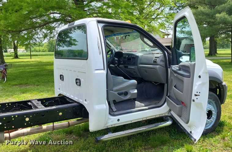 image for item LR9243 2005 Ford F550 Super Duty XL  truck cab and chassis