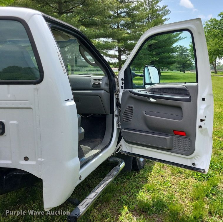 image for item LR9243 2005 Ford F550 Super Duty XL  truck cab and chassis