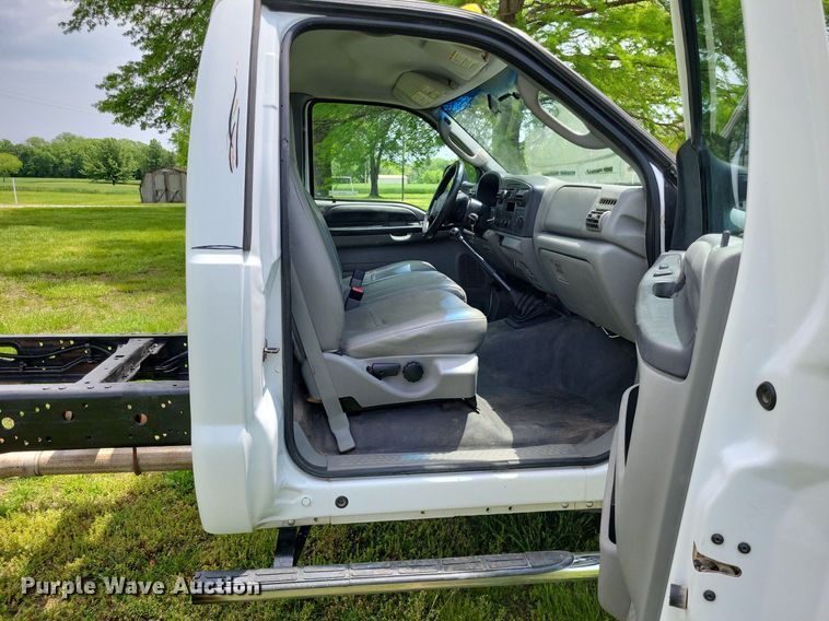 image for item LR9243 2005 Ford F550 Super Duty XL  truck cab and chassis