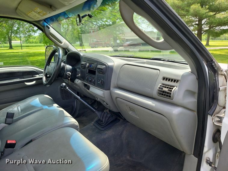 image for item LR9243 2005 Ford F550 Super Duty XL  truck cab and chassis