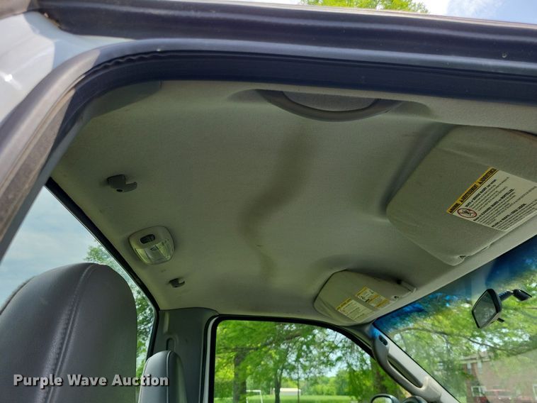 image for item LR9243 2005 Ford F550 Super Duty XL  truck cab and chassis