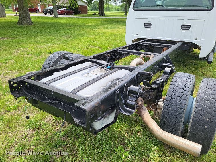 image for item LR9243 2005 Ford F550 Super Duty XL  truck cab and chassis