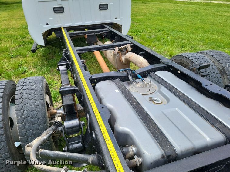 image for item LR9243 2005 Ford F550 Super Duty XL  truck cab and chassis