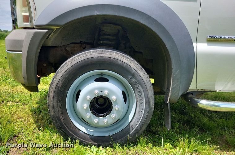 image for item LR9243 2005 Ford F550 Super Duty XL  truck cab and chassis