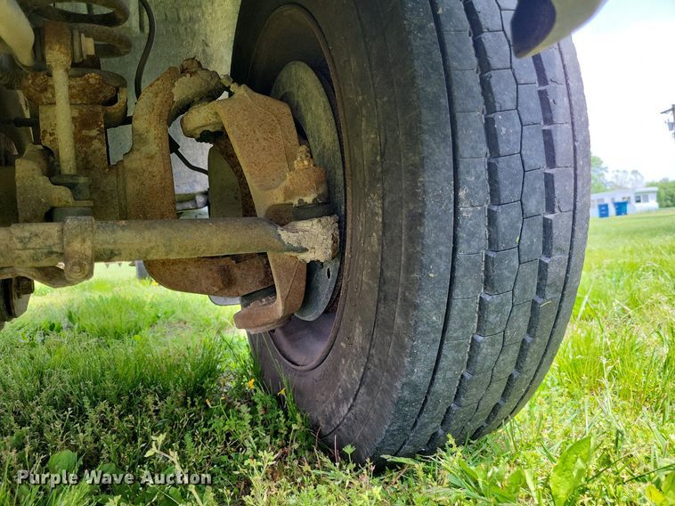 image for item LR9243 2005 Ford F550 Super Duty XL  truck cab and chassis