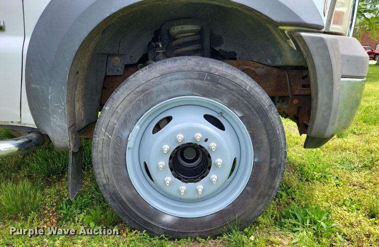 image for item LR9243 2005 Ford F550 Super Duty XL  truck cab and chassis