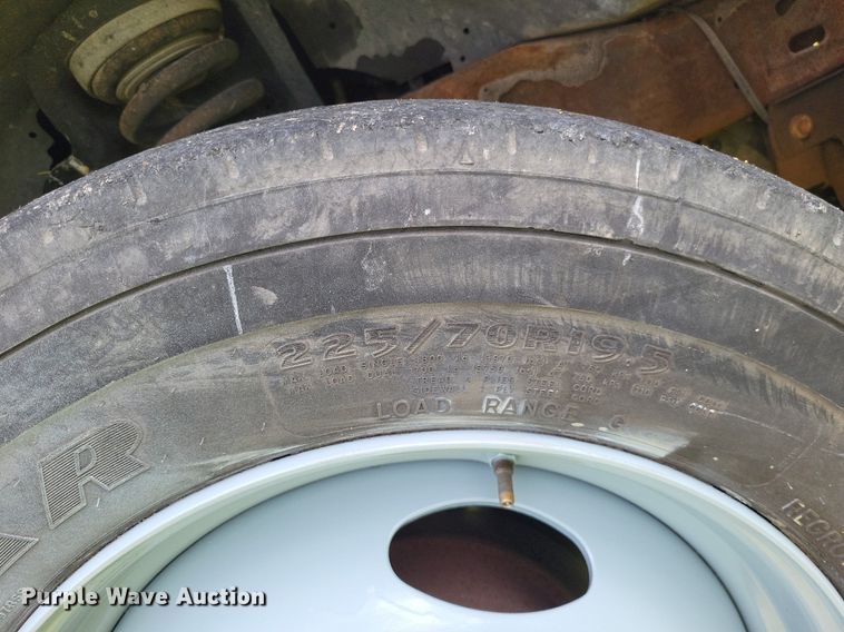 image for item LR9243 2005 Ford F550 Super Duty XL  truck cab and chassis