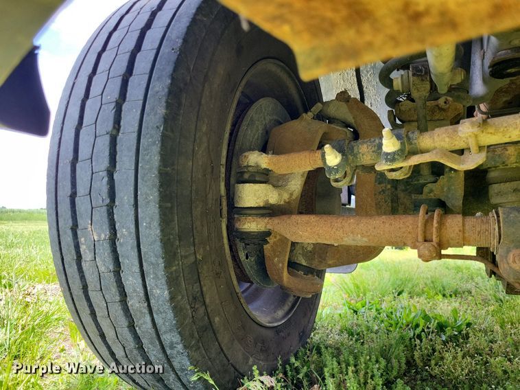 image for item LR9243 2005 Ford F550 Super Duty XL  truck cab and chassis