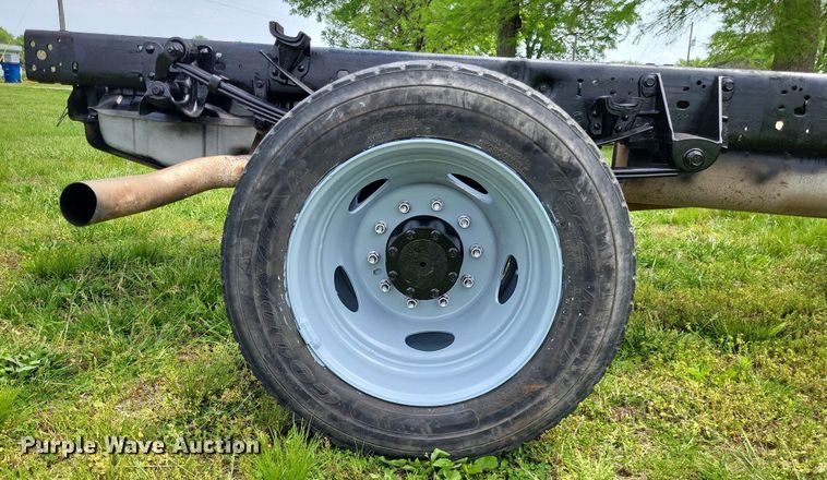 image for item LR9243 2005 Ford F550 Super Duty XL  truck cab and chassis