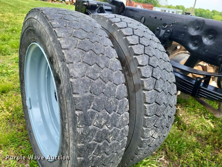 image for item LR9243 2005 Ford F550 Super Duty XL  truck cab and chassis