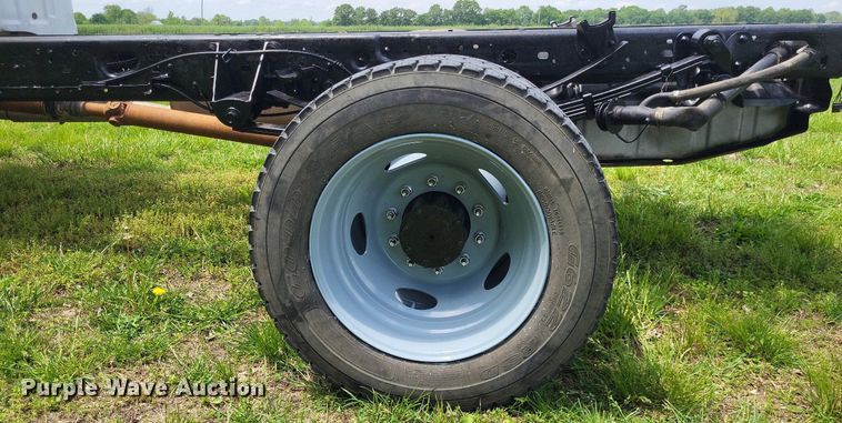 image for item LR9243 2005 Ford F550 Super Duty XL  truck cab and chassis