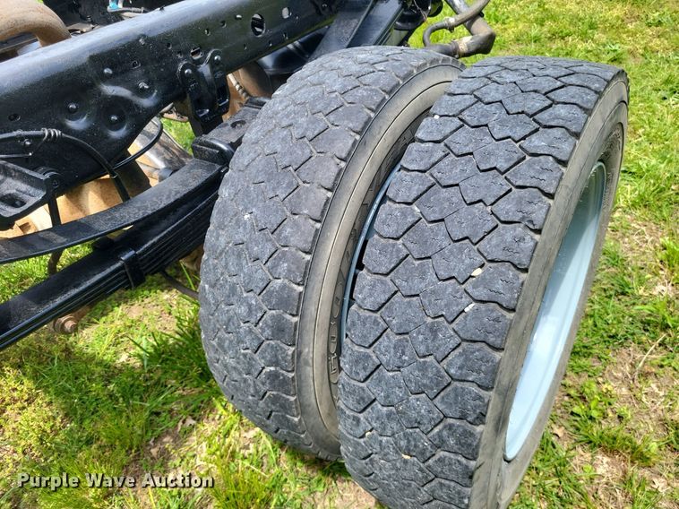 image for item LR9243 2005 Ford F550 Super Duty XL  truck cab and chassis