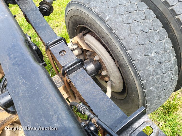 image for item LR9243 2005 Ford F550 Super Duty XL  truck cab and chassis