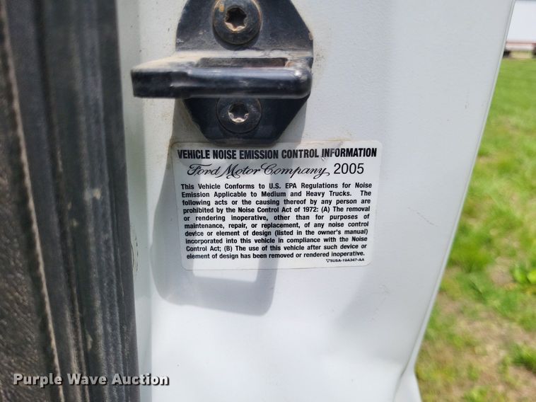 image for item LR9243 2005 Ford F550 Super Duty XL  truck cab and chassis