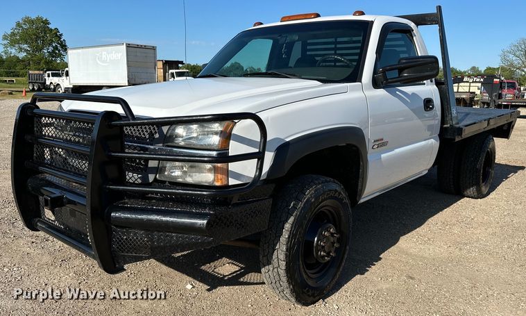 image for item LR9762 2004 Chevrolet Silverado 3500  flatbed pickup truck