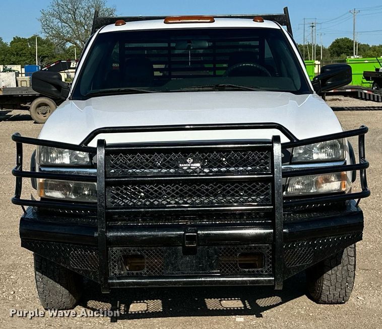 image for item LR9762 2004 Chevrolet Silverado 3500  flatbed pickup truck