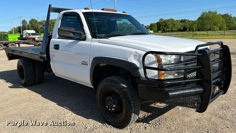 image for item LR9762 2004 Chevrolet Silverado 3500  flatbed pickup truck