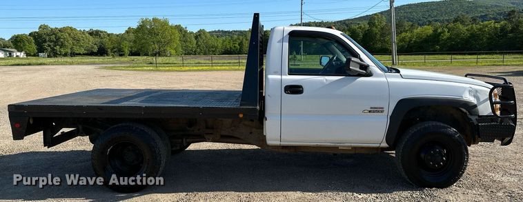 image for item LR9762 2004 Chevrolet Silverado 3500  flatbed pickup truck