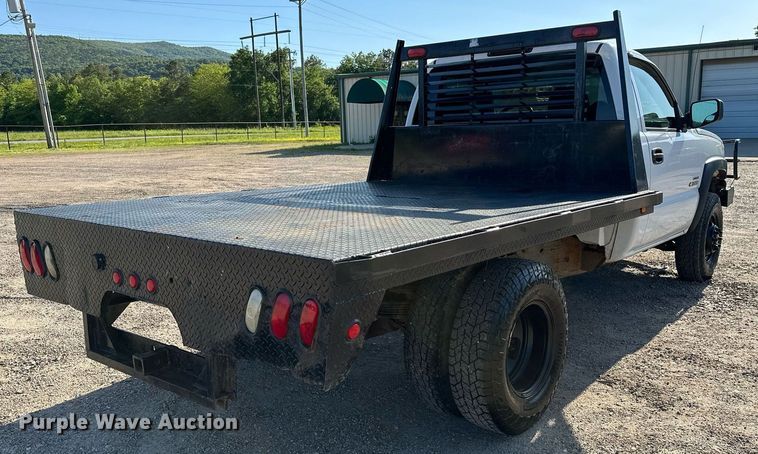 image for item LR9762 2004 Chevrolet Silverado 3500  flatbed pickup truck