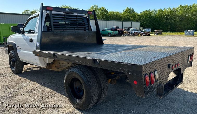 image for item LR9762 2004 Chevrolet Silverado 3500  flatbed pickup truck
