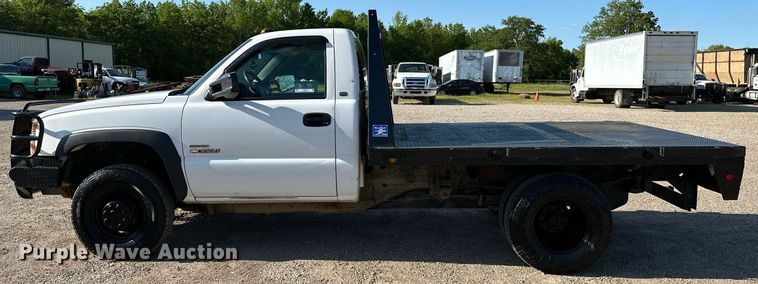 image for item LR9762 2004 Chevrolet Silverado 3500  flatbed pickup truck