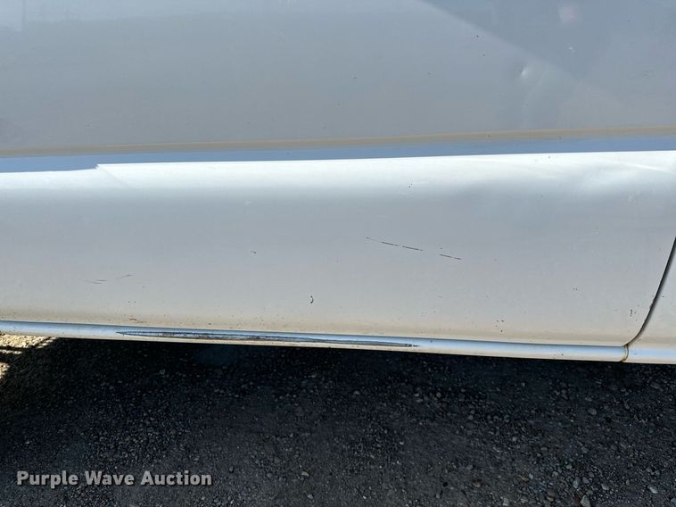 image for item LR9762 2004 Chevrolet Silverado 3500  flatbed pickup truck