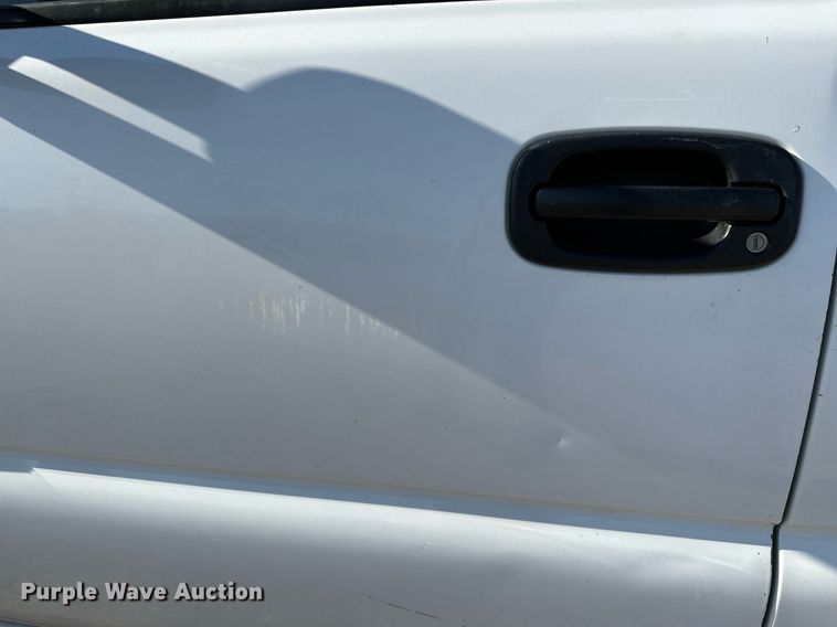 image for item LR9762 2004 Chevrolet Silverado 3500  flatbed pickup truck