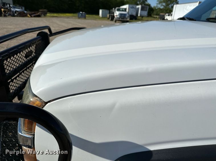 image for item LR9762 2004 Chevrolet Silverado 3500  flatbed pickup truck