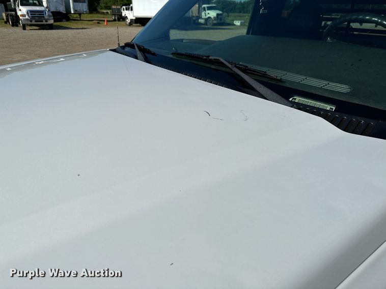 image for item LR9762 2004 Chevrolet Silverado 3500  flatbed pickup truck