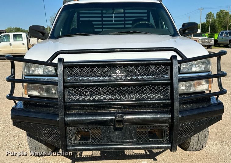 image for item LR9762 2004 Chevrolet Silverado 3500  flatbed pickup truck