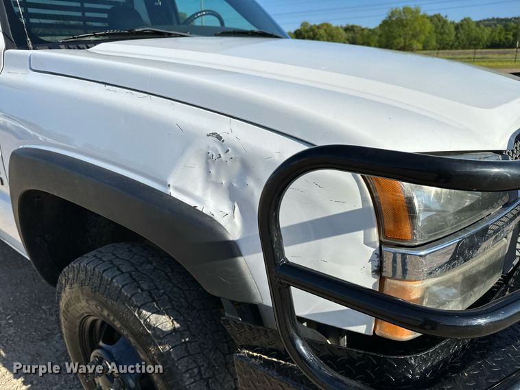 image for item LR9762 2004 Chevrolet Silverado 3500  flatbed pickup truck