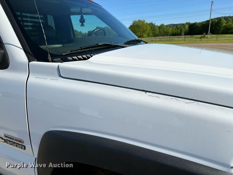 image for item LR9762 2004 Chevrolet Silverado 3500  flatbed pickup truck