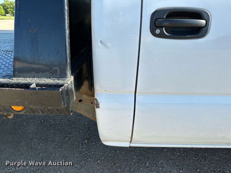 image for item LR9762 2004 Chevrolet Silverado 3500  flatbed pickup truck