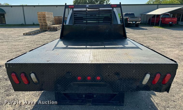 image for item LR9762 2004 Chevrolet Silverado 3500  flatbed pickup truck