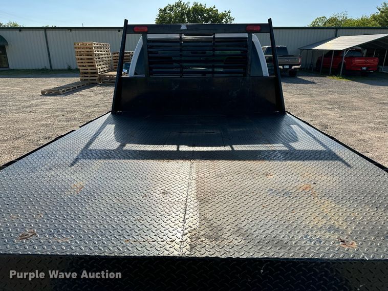 image for item LR9762 2004 Chevrolet Silverado 3500  flatbed pickup truck