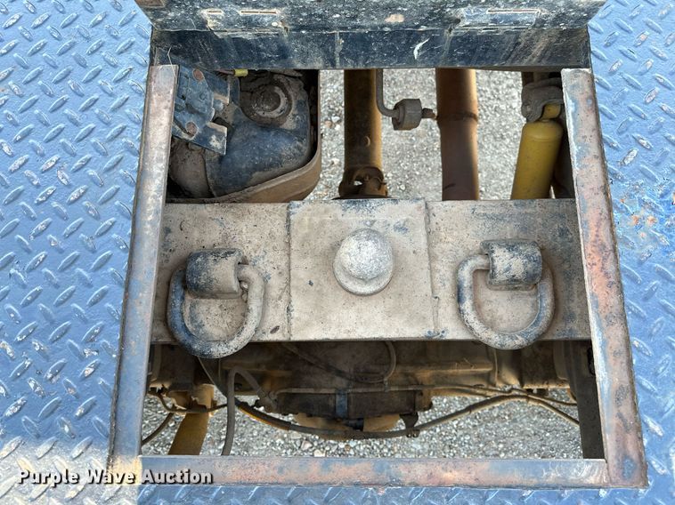 image for item LR9762 2004 Chevrolet Silverado 3500  flatbed pickup truck