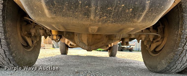 image for item LR9762 2004 Chevrolet Silverado 3500  flatbed pickup truck